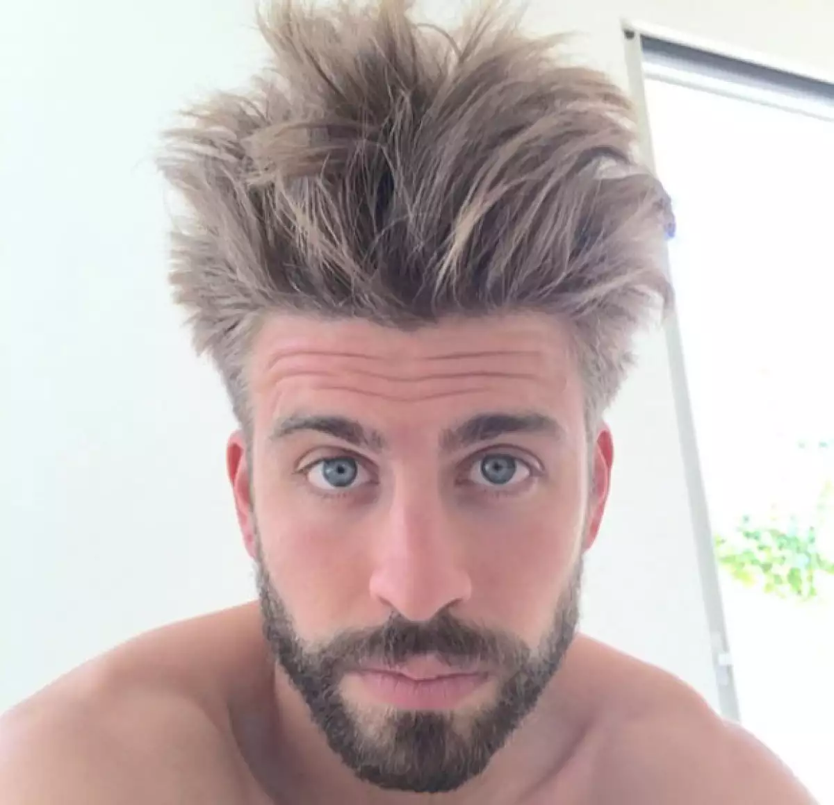 El esposo de Shakira ha dejado ver su nuevo estilo muy alocado, aunque seguramente todo fue culpa de la amohada.