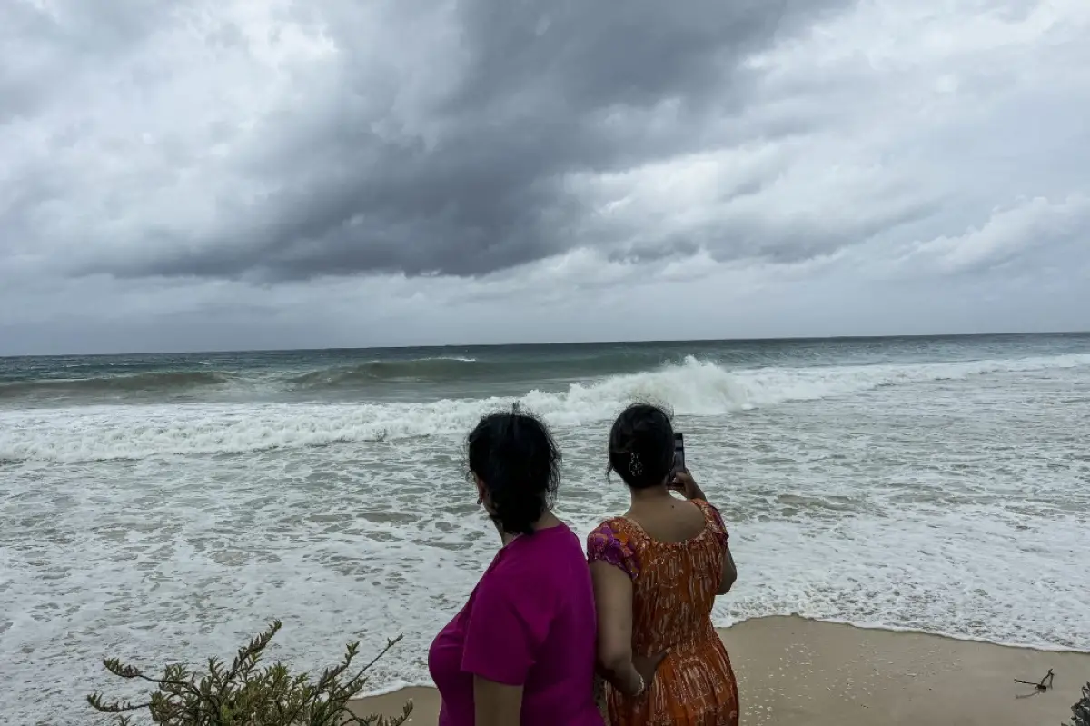 Los turistas miran las olas del mar mientras el huracán Beryl pasa cerca de Bridgetown, Barbados, el 1 de julio de 2024. El huracán Beryl se dirigió hacia el sureste del Caribe a primera hora del lunes. 