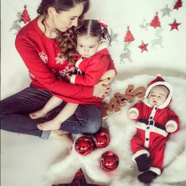 A Andrea le fascina vestir a sus hijos de manera muy similar. Así fue como celebraron los pequeños Regina y Federico la Navidad pasada.