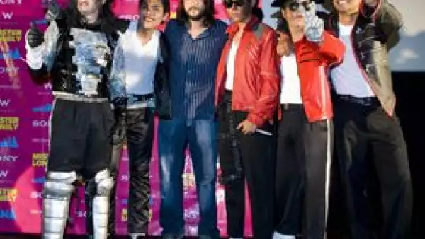 En México, las noticias sobre el fallecimiento fueron propagándose de boca en boca en la llamada Zona Rosa, un distrito turístico de la capital.