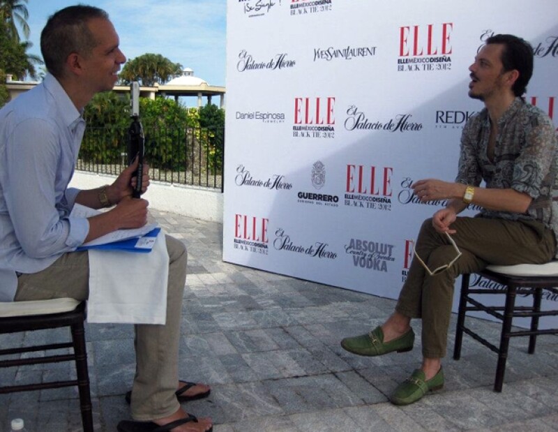 Alonso entrevistando a Matthew Williamson.