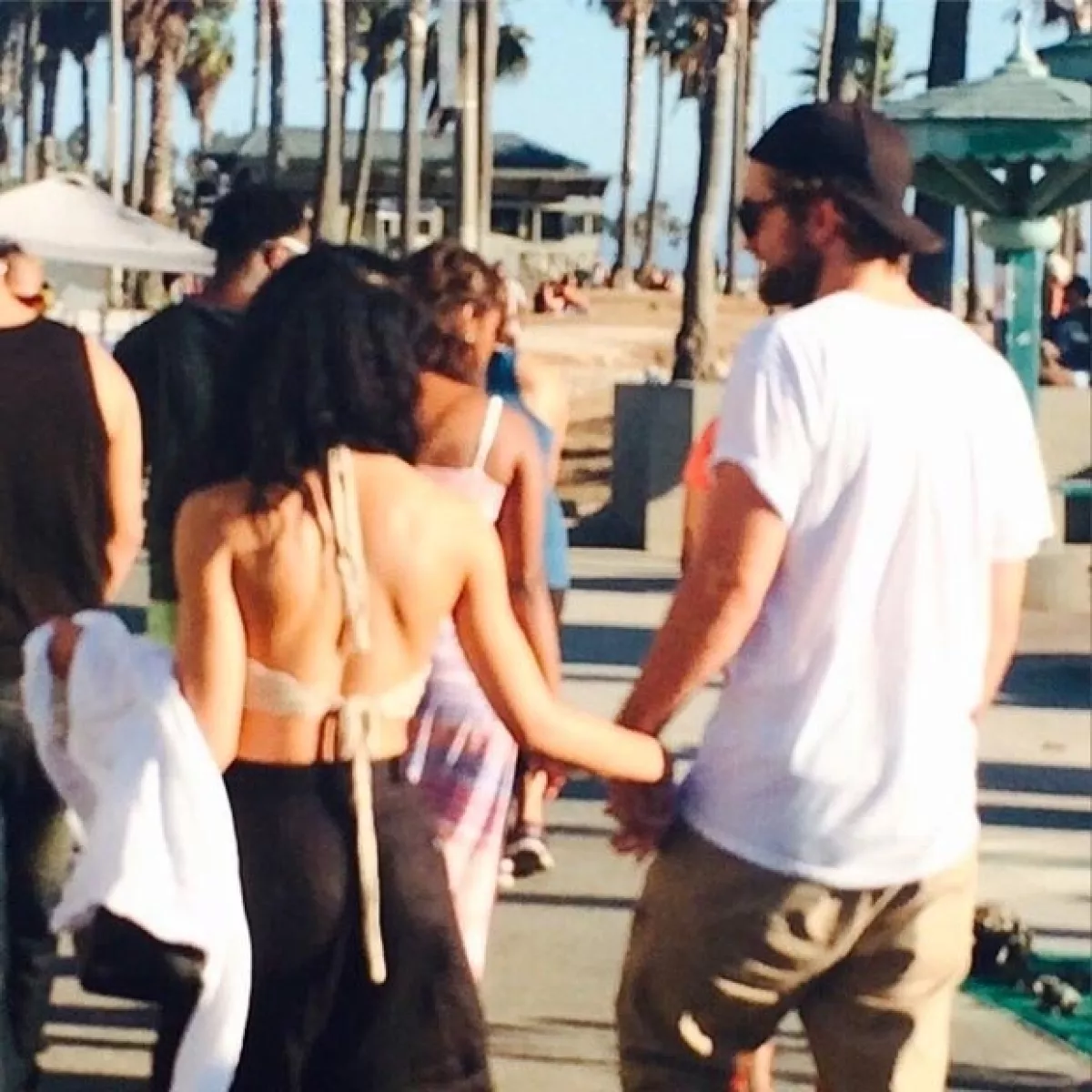 La pareja fue captada el domingo durante una cita en Venice Beach, California.