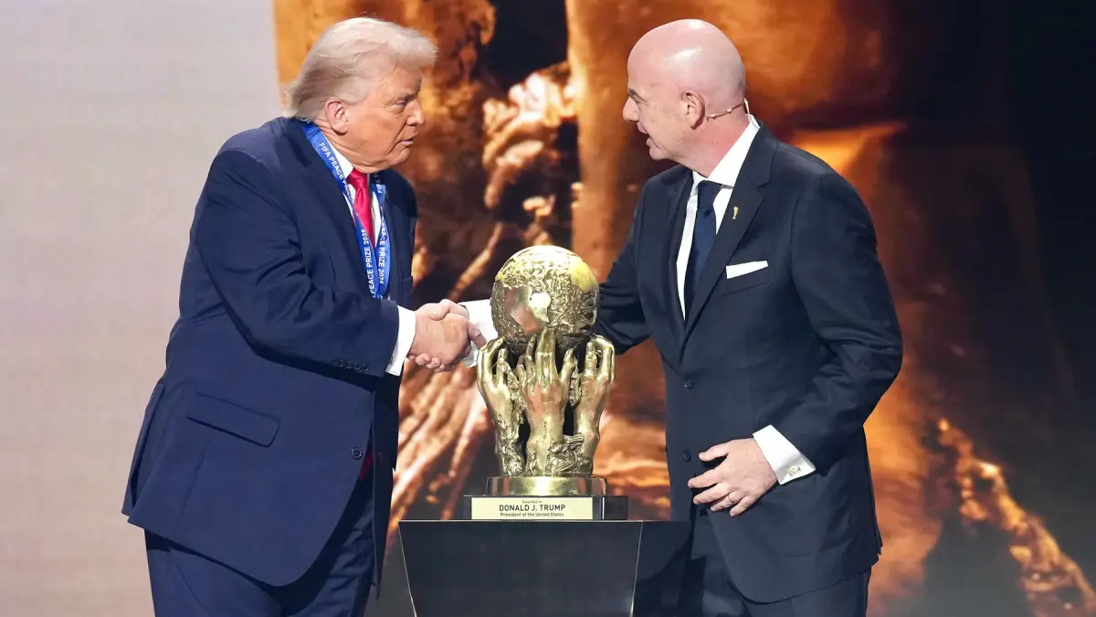 Estados Unidos El presidente Donald Trump recibe el Premio de la Paz de la FIFA del presidente de la FIFA, Gianni Infantino, en el Sorteo oficial de la Copa Mundial de la FIFA 2026 en el Centro John F. Kennedy para las Artes Escénicas el 5 de diciembre de 2025 en Washington, DC.