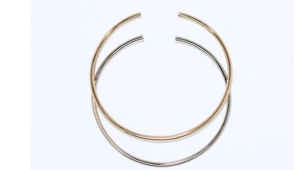 Un accesorio en el cuello discreto puede dar un toque de distinción a tus prendas. Busca el equilibrio, si usas un collar grande elige aretes discretos.