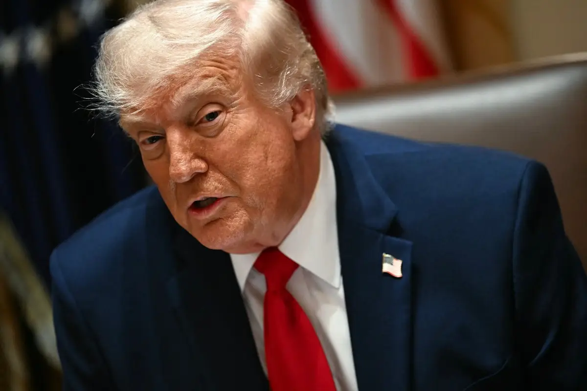 El presidente de los Estados Unidos, Donald Trump, habla durante una reunión del gabinete en la Sala del Gabinete de la Casa Blanca en Washington, DC, el 27 de mayo de 2026.
