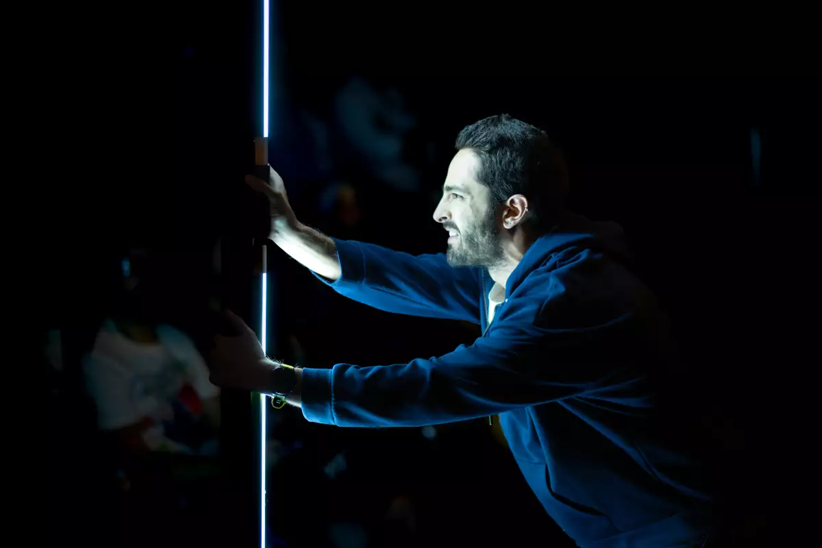 Patricio José en la obra de teatro Mientras me como el mundo. 