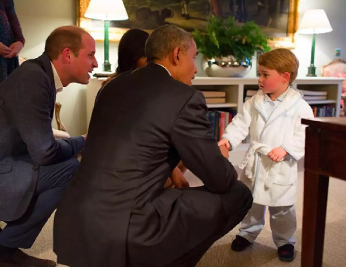 El encantador momento cuando George conoció a Obama en bata de baño.