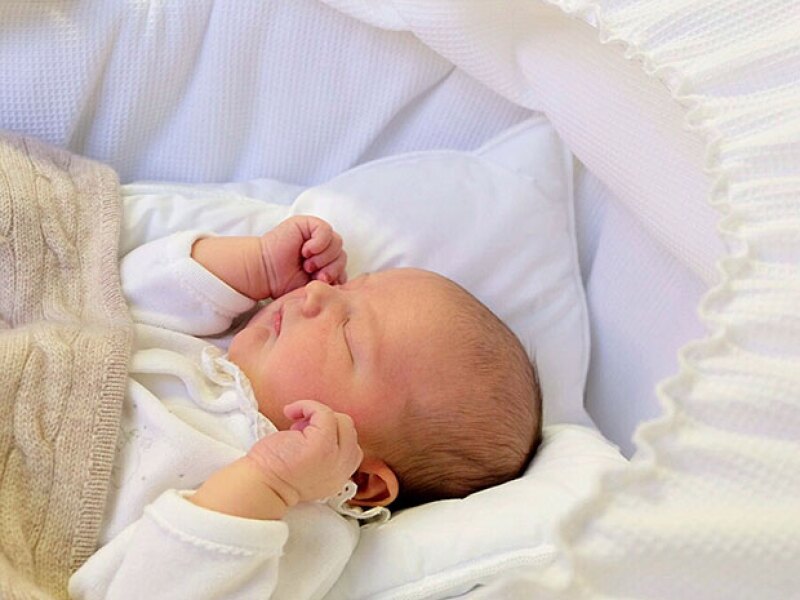 Después de saberse su nombre, una nueva foto del bebé del príncipe Carlos Felipe y Sofía de Suecia ha sido revelada por el palacio real.