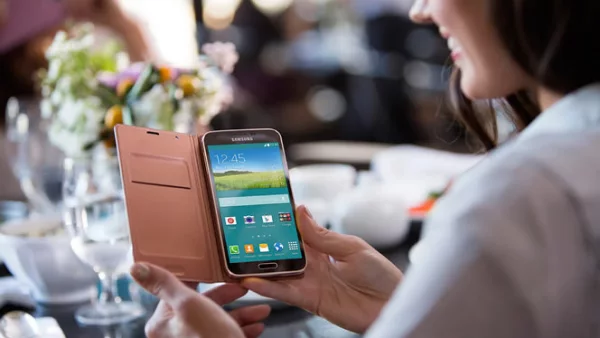 El equipo es resistente al agua y al polvo. “Canta todo tu playlist en la ducha”, dice Samsung.