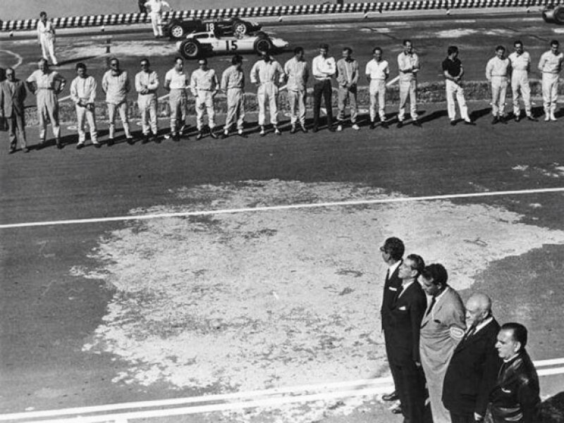 Durante la inauguración del autódromo los ex presidentes de México Gustavo Díaz Ordaz y Miguel de la Madrid.