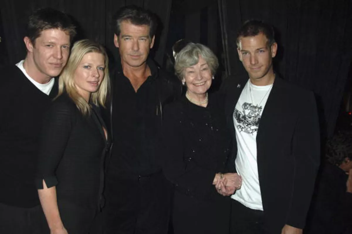 De izquierda a derecha están Christopher, Charlotte, Pierce Brosnan, la madre de Pierce y Sean.
