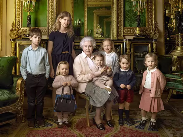 Para celebrar su cumpleaños 90, la reina se tomó una foto con siete de sus nietos y bisnietos.