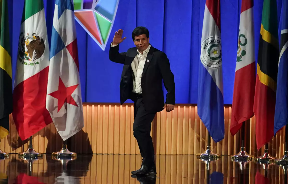 El presidente de Perú, Pedro Castillo, saluda en el escenario durante la novena Cumbre de las Américas, en Los Ángeles, California, Estados Unidos. 