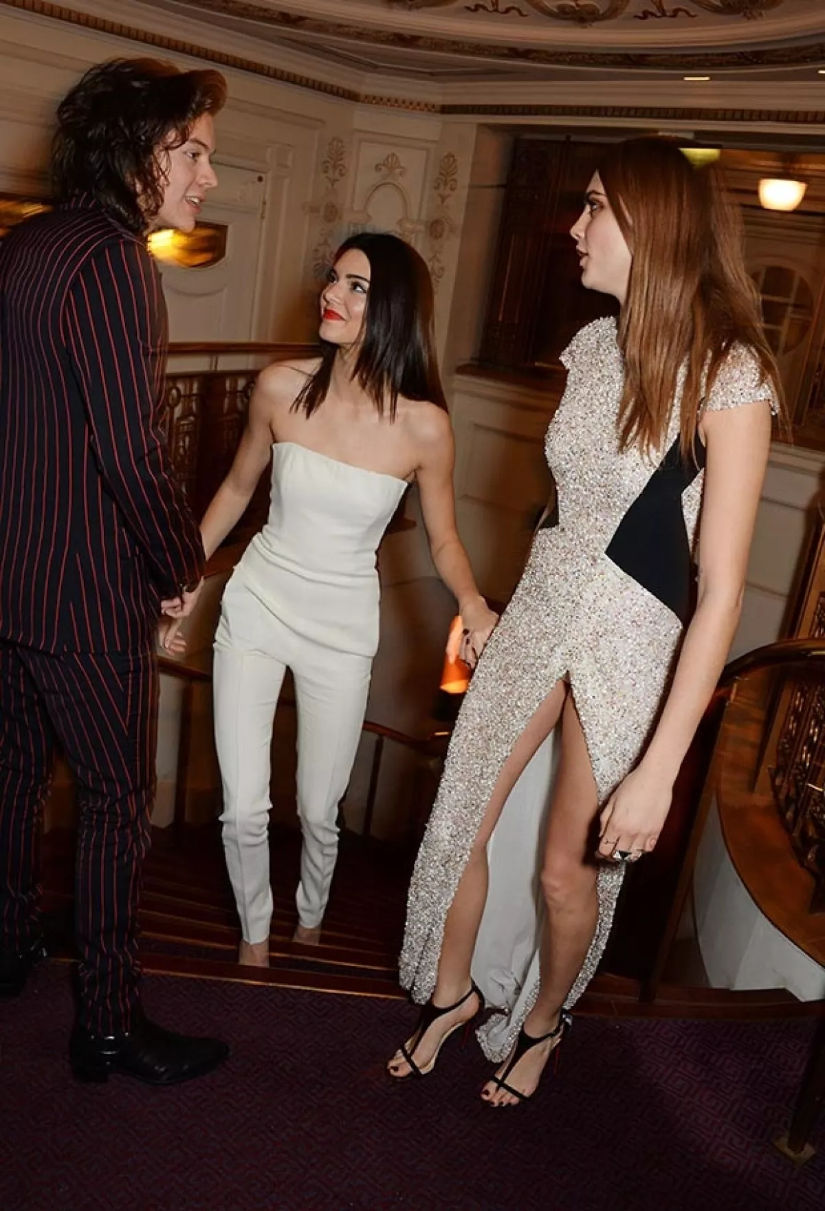 Kendall Jenner y Cara Delevingne se encontraron con Harry en el Coliseo de Londres.