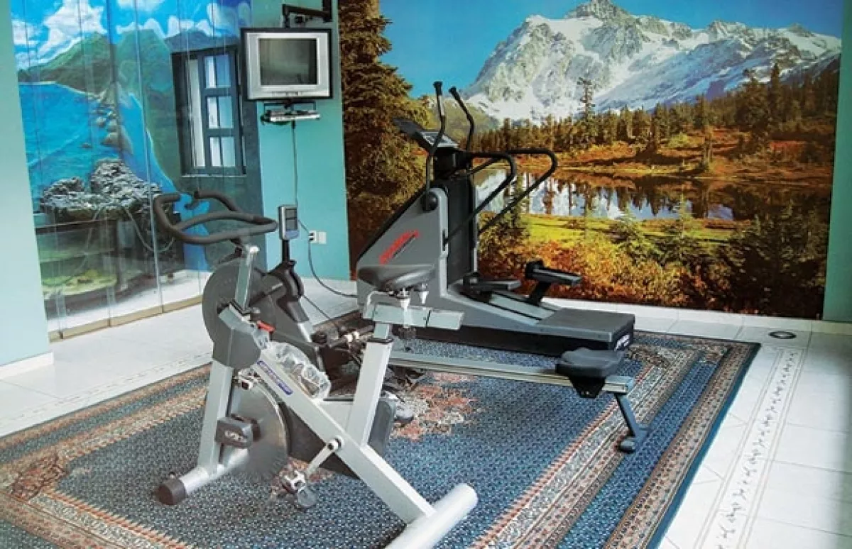 Cada mañana, antes de empezar su día laboral, el prelado le dedica varios minutos al ejercicio en el gimnasio de la casa.