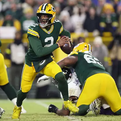 Foto de Malik Willis corriendo con el balón en la mano en el partido Packers vs Ravens de diciembre de 2025