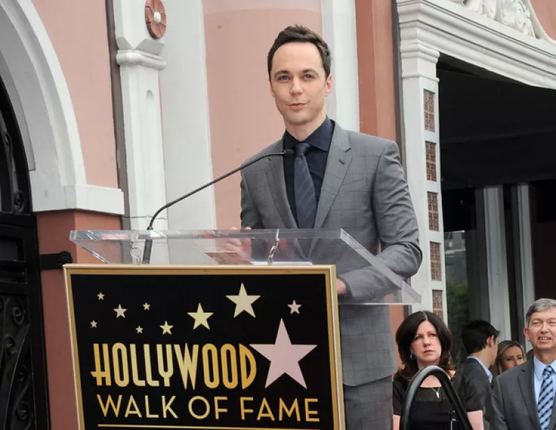 El protagonista de The Big Bang Theory llegó al reconocido "Paseo de la Fama" acompañado de familiares, amigos y compañeros de elenco.