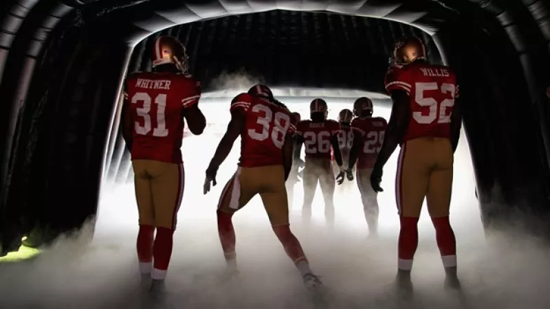 jugadores de futbol de los 40ers salen a la cancha