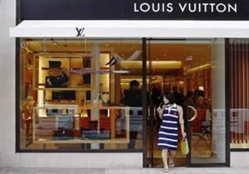 Los compradores chinos se hospedan en hoteles de cuatro estrellas, pero gastan miles de libras en marcas como Louis Vuitton, Gucci, Armani y Burberry. (Foto: Reuters)