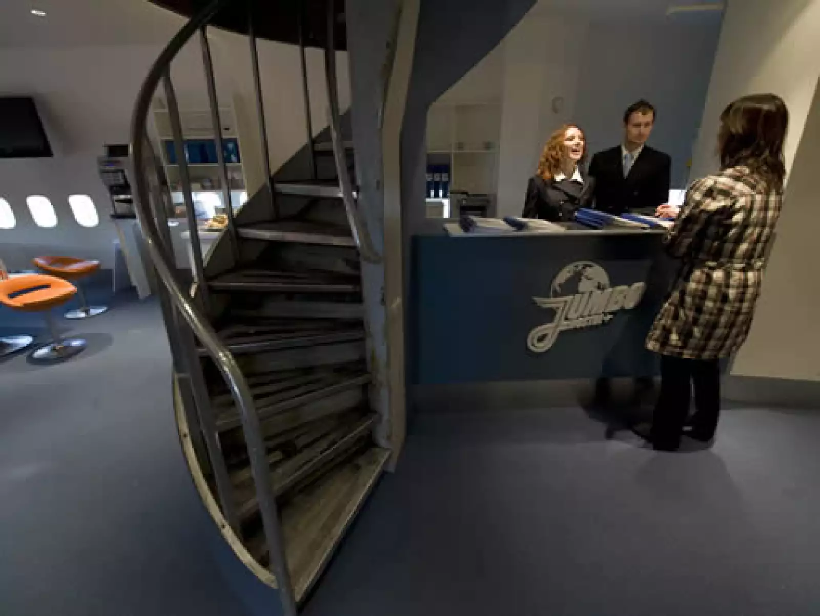 En la recepción haces el check-in para ocupar una habitación de dos o tres camas.