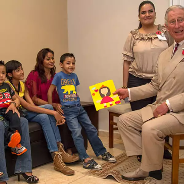 Luego se acercó a los campechanos, se dejó tomar fotografías y se despidió en medio de aplausos, para participar en una reunión privada en el Salón de Protocolos de la Biblioteca Campeche.