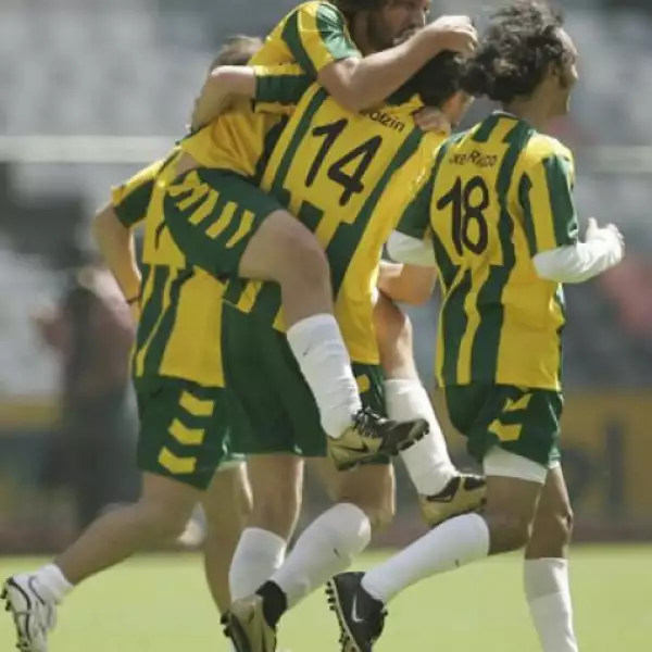 Celebrando un gol.