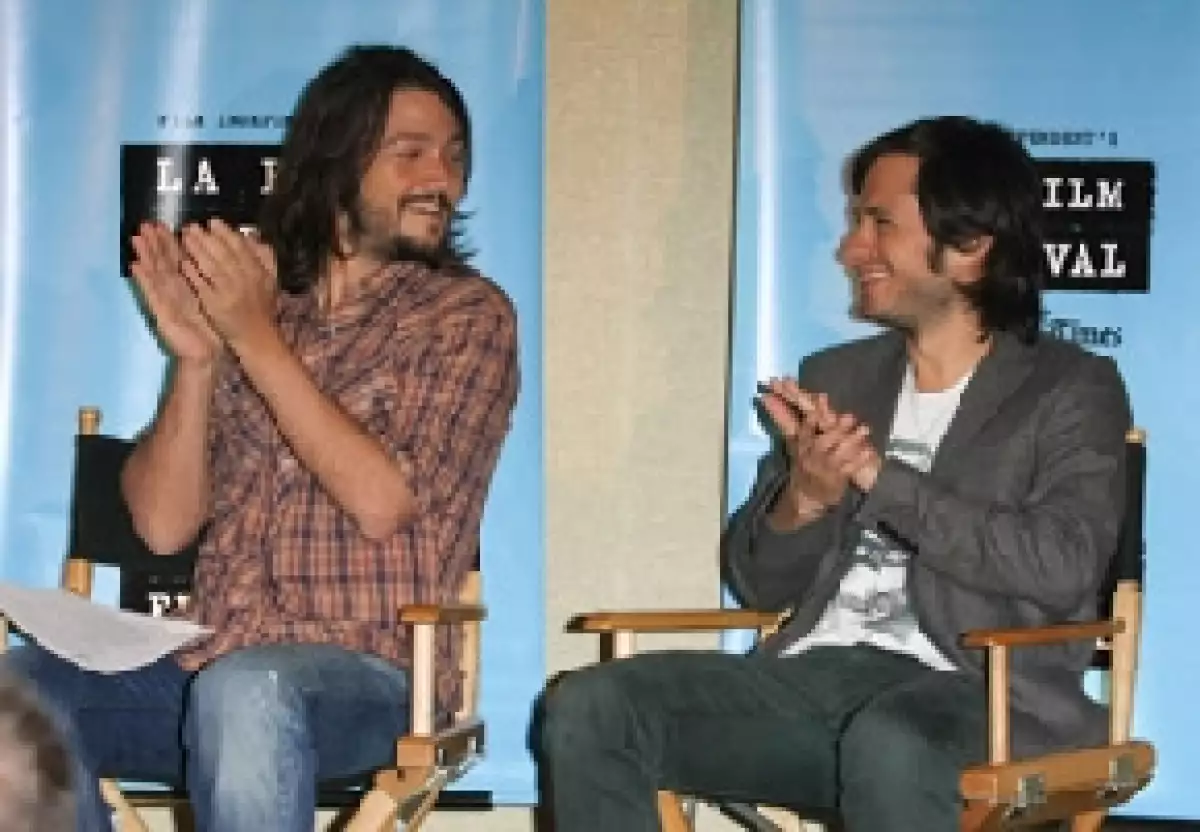 Gael García Bernal, Diego Luna, Carlos Reygadas, Fernando Eimbcke, Rodrigo García y otro número igual de cineastas mexicanos se unieron para realizar una película compuesta de 10 cortometrajes.