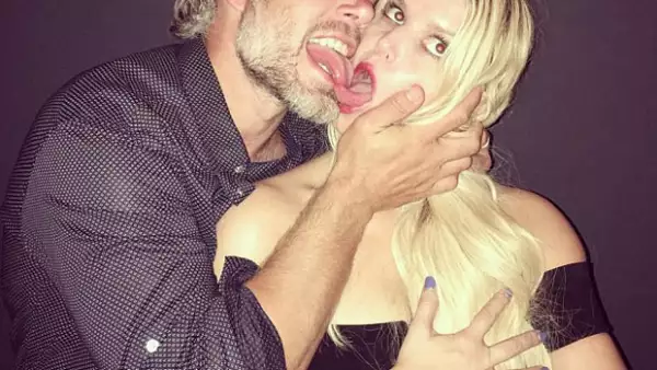 Hace un par de meses fue su mamá, ahora es la propia cantante quien comparte en Instagram una imagen con Eric Johnson en donde sus poses y actitud tal vez estarían censuradas para cierto público.