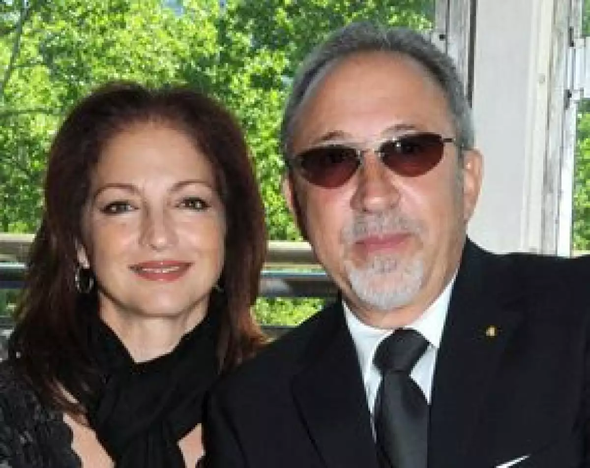 La estrella cubana Gloria Estefan y su esposo, el productor musical Emilio Estefan, se han unido a los Dolphins de Miami como socios minoritarios.