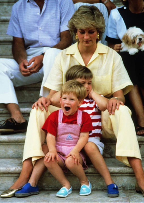 Lady Di era muy cariñosa con sus hijos Harry y William.
