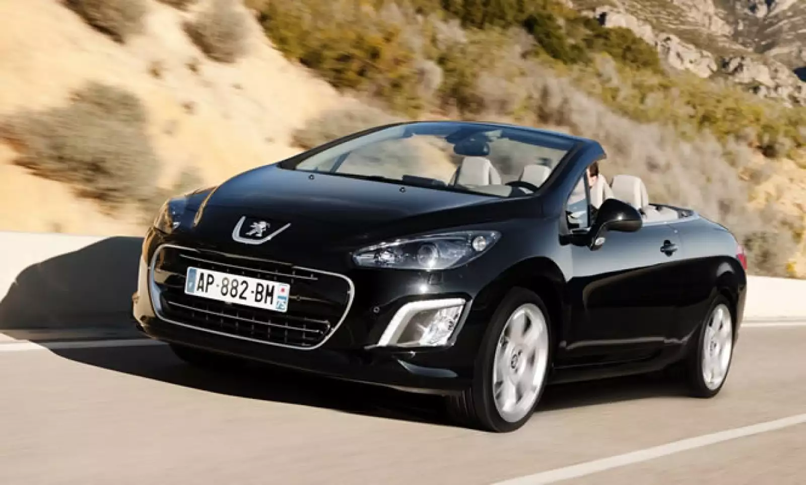 La firma francesa comercializa este automóvil, que tiene poco más de 200 caballos de fuerza y alcanza una velocidad cercana a los 220 kilómetros por hora.