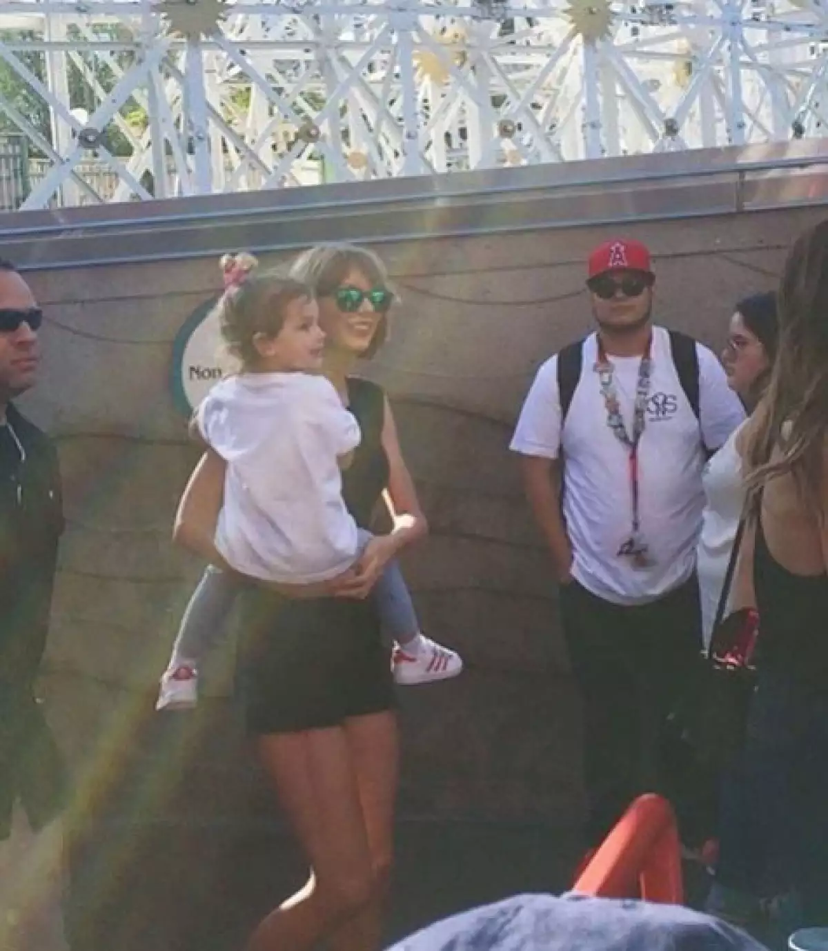 ¿Tía Taylor? La cantante pasó todo el día consintiendo a la pequeña hija de la modelo.