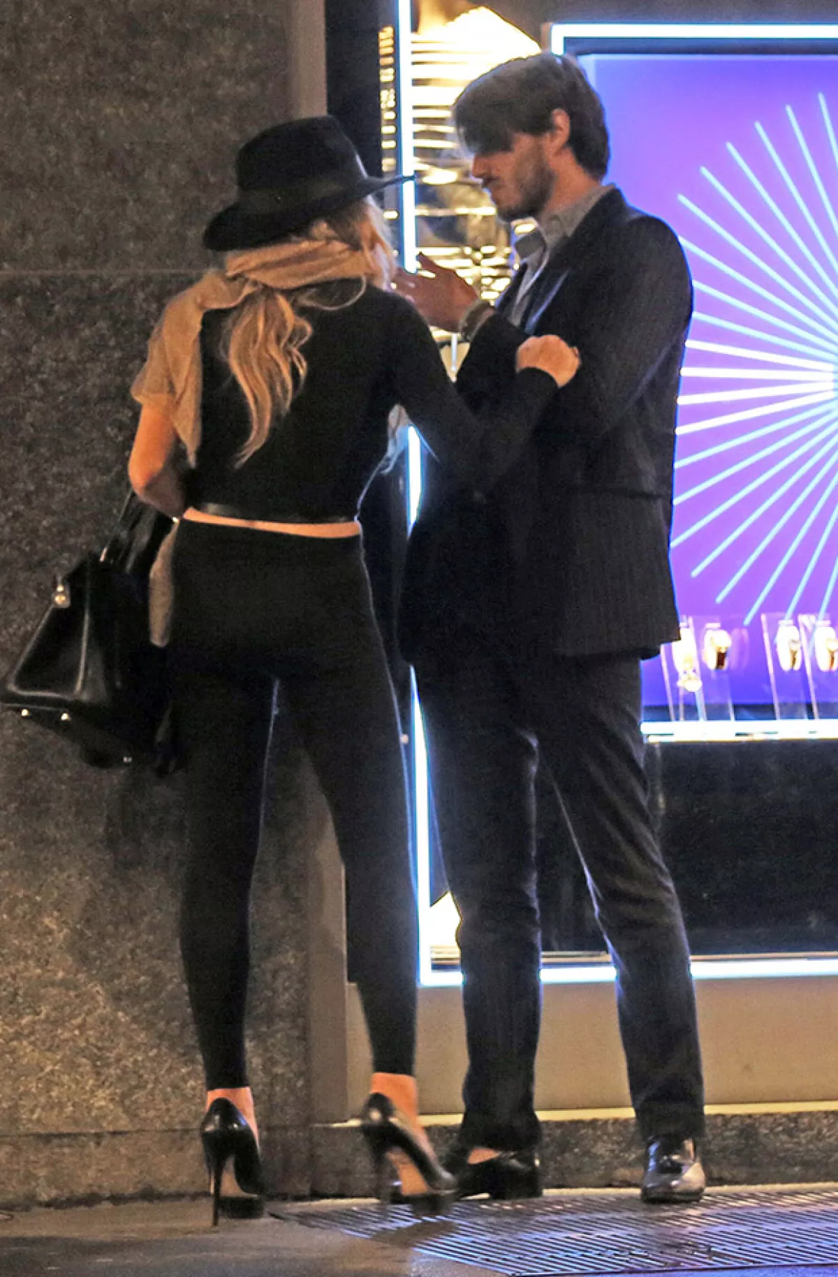 Ella y su misterioso acompañante habían llegado juntos a cenar, sin embargo, el plan fracasó por su pelea.