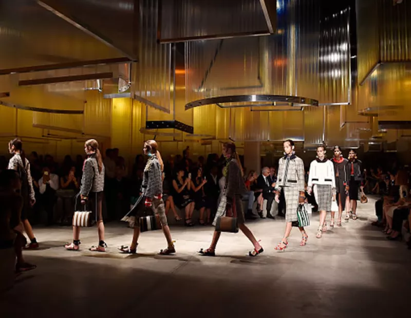 La organza reinó en esta pasarela, así como estampados a rayas. Aretes oversize y un lipstick hecho a partir de oro de 24 quilates. ¿Qué te perdiste de la colección SS16 de la firma italiana? Entérate