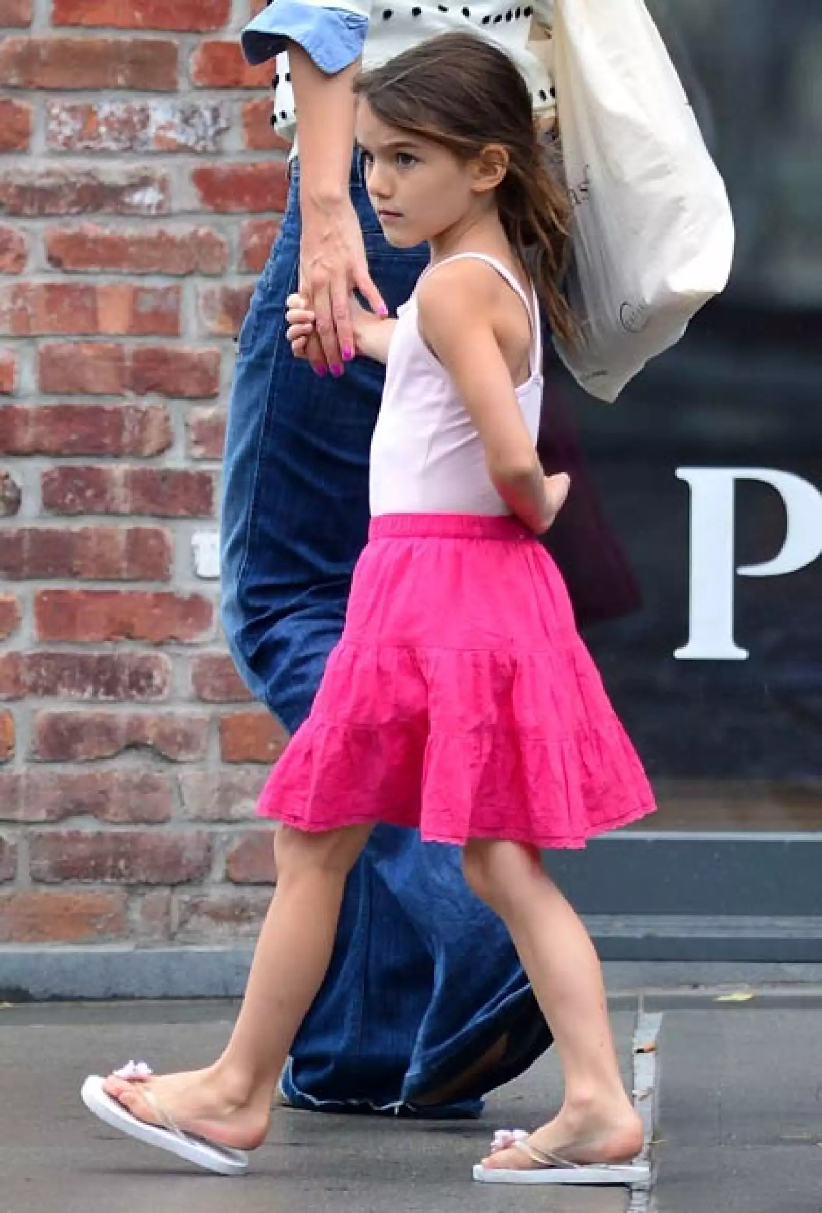 Para el verano Suri se lució con esta falda y sandalias de Gap.