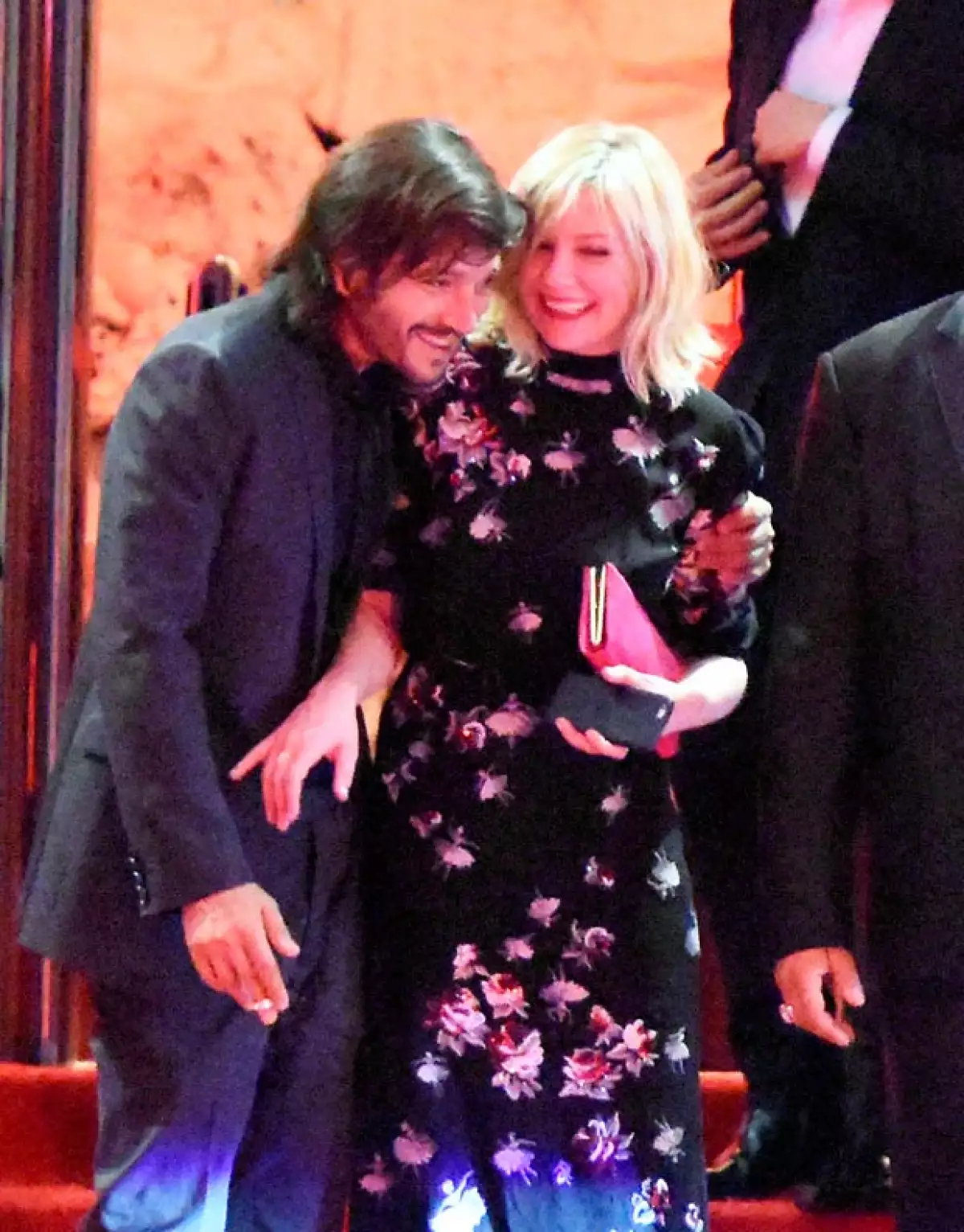 Los dos actores fueron fotografiados por los paparazzi en una situación cariñosa, cuando salían de un club por la madrugada.