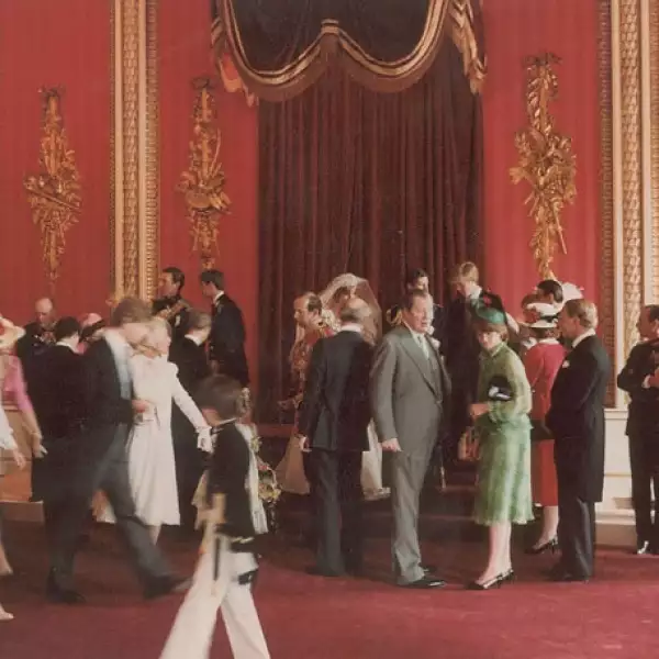 Miembros de la realeza junto a la nueva pareja.