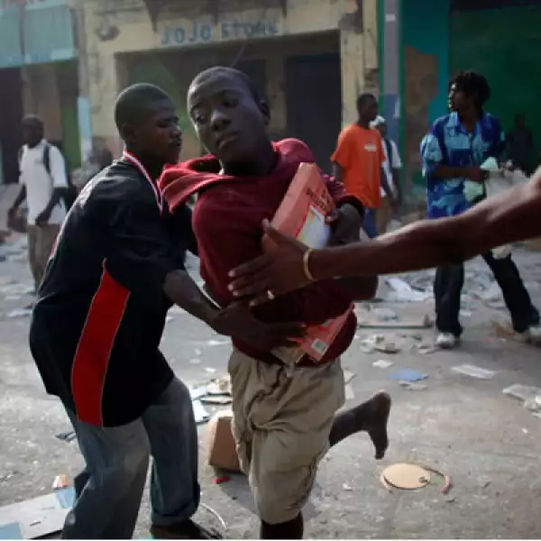 Los habitantes de Puerto Príncipe luchan entre sí por agua, comida o cualquier producto que puedan utilizar y que se halle entre los escombros. A cuatro días del sismo, la ayuda recibida es insuficiente.