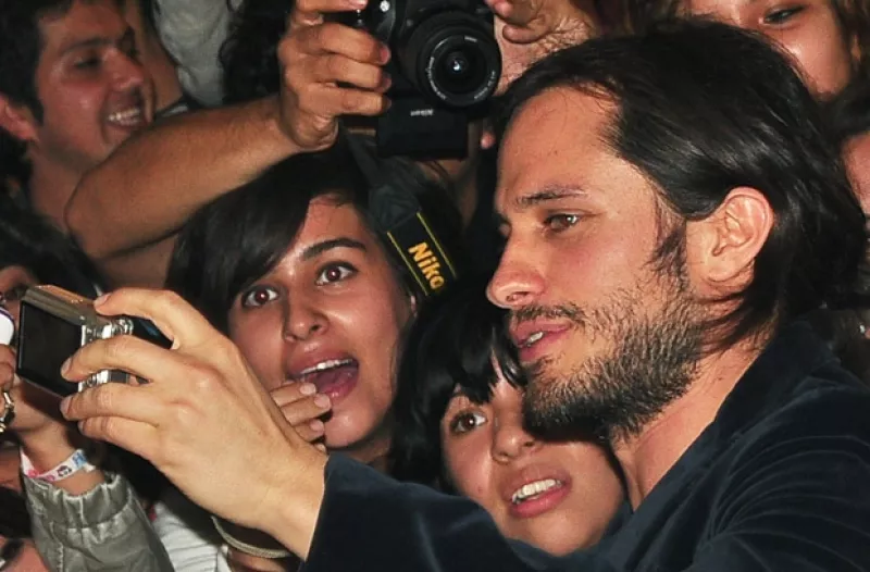 El actor y director de cine desató la locura de las michoacanas que asistieron a la alfombra roja de la premiere de su nueva cinta 'El Planeta Más Solitario'.