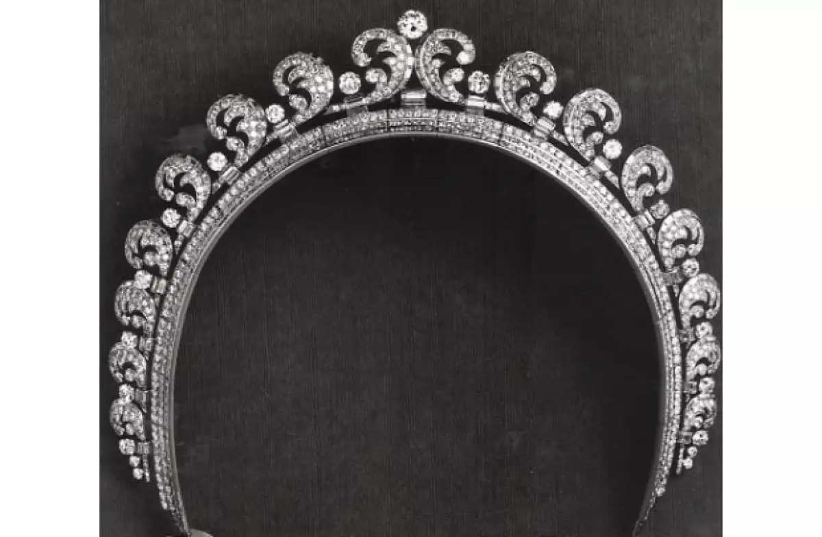 La exquisita joya perteneció a la Reina Madre, quien a su vez la obsequió a su hija la Reina Isabel II cuando cumplió 18 años.