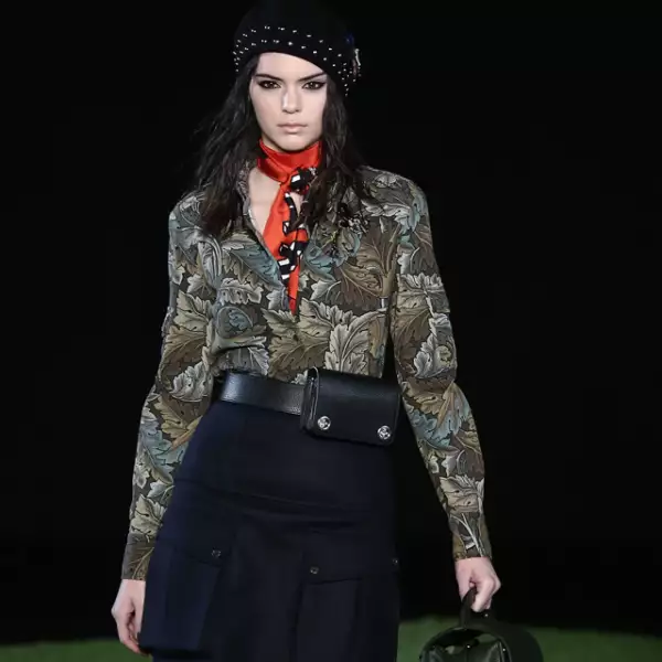 Todos recordamos la primer pasarela en la que Kendall modeló para Marc en la cual la vimos con un top transparente. Gracias a esta, la it girl ha participado en varias ocasiones en las campañas y pasarelas del diseñador.