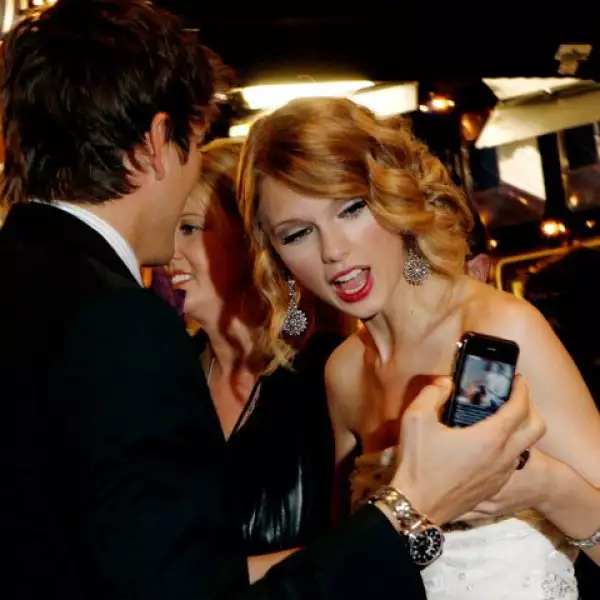 Sabemos que Ashton Kutcher es un rey de la tecnología y amante de los gadgets, pero hasta se lleva su BB a las premiaciones. Aquí seguramente le enseñaba fotos de los People´s Choice Awards a Taylor Swift, quien se veía muy divertida.