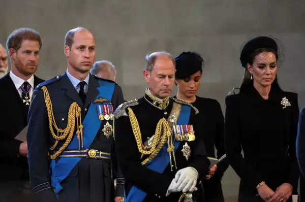 The Coffin Carrying Queen Elizabeth II Is Transferred From Buckingham Palace To The Palace Of Westminster
