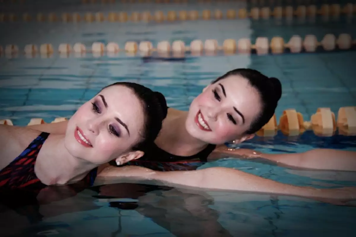 Andrea y Fátima Torre nadan al parejo
