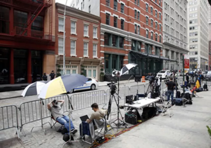 La presidenta de vecinos del lugar dijo que esperan que sea una situación a corto plazo, refiriéndose a la multitud de periodistas afuera de la casa. (Foto: AP)