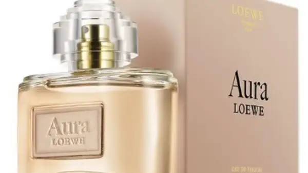Regala un Aura de Loewve para la mujer misteriosa: Un eau de parfum floral y amaderado, con notas de Rosa Otto y un fondo de sándalo.