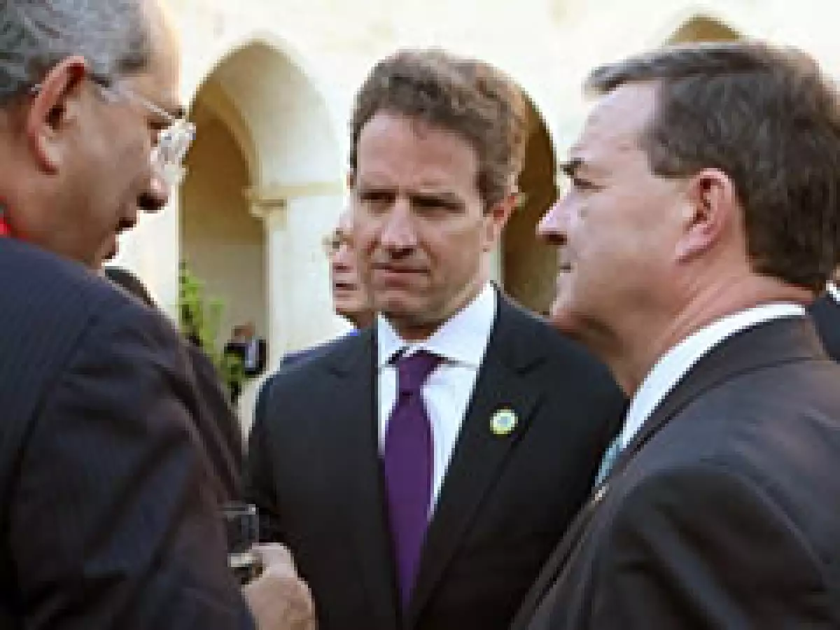 Boutros-Ghali, Geithner y Flaherty hablan durante la reunión del G8. (Foto: Reuters.)