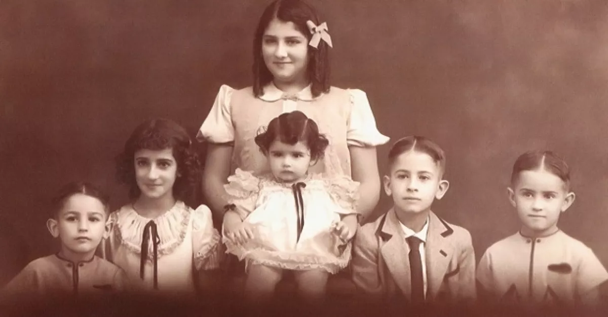 LOS SLIM HELÚ. Los seis hermanos en los años 40. Carlos Slim es el de la izquierda.