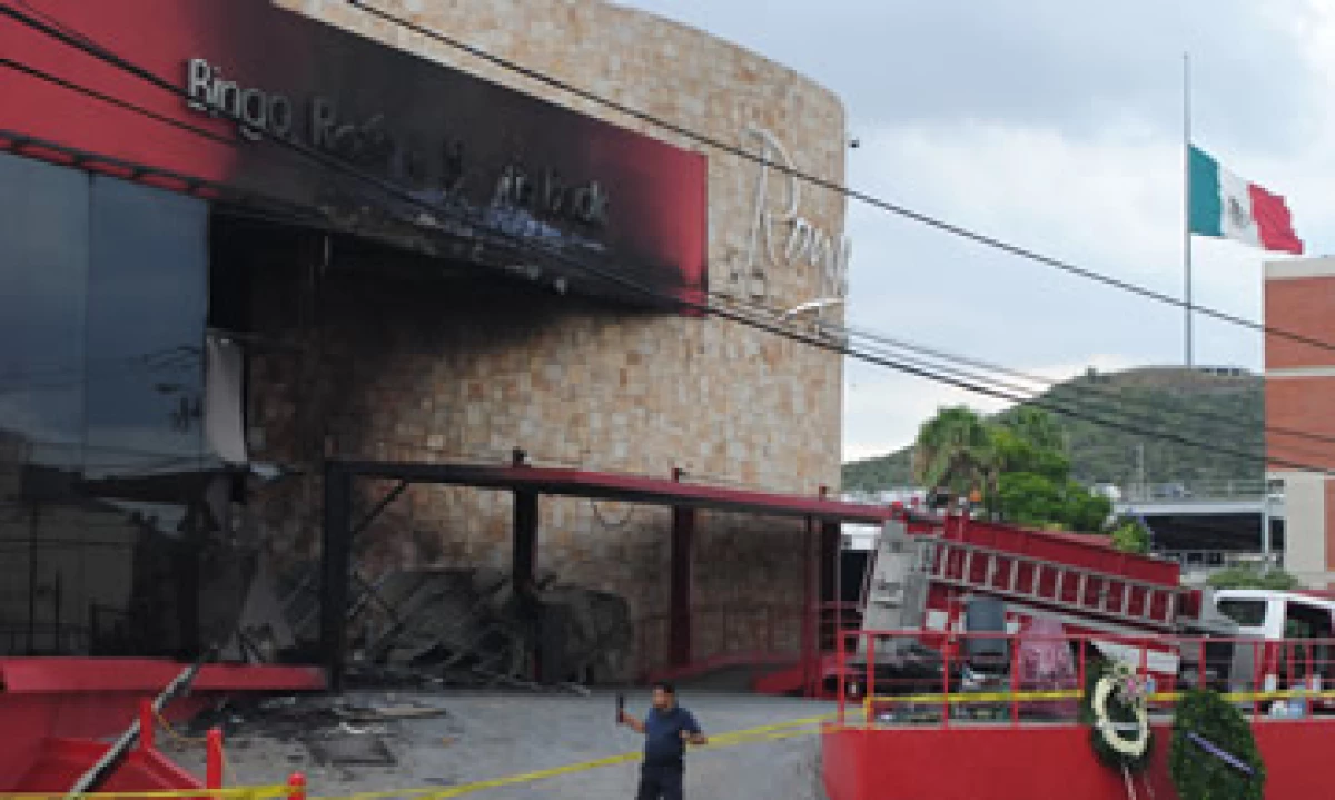 Laura Gurza, funcionaria de la Segob indicó que en el casino Royale las puertas de emergencia sí funcinaban pero la gente se refugió en baños y oficinas creyendo que se trataba de una balacera. (Foto: Notimex)