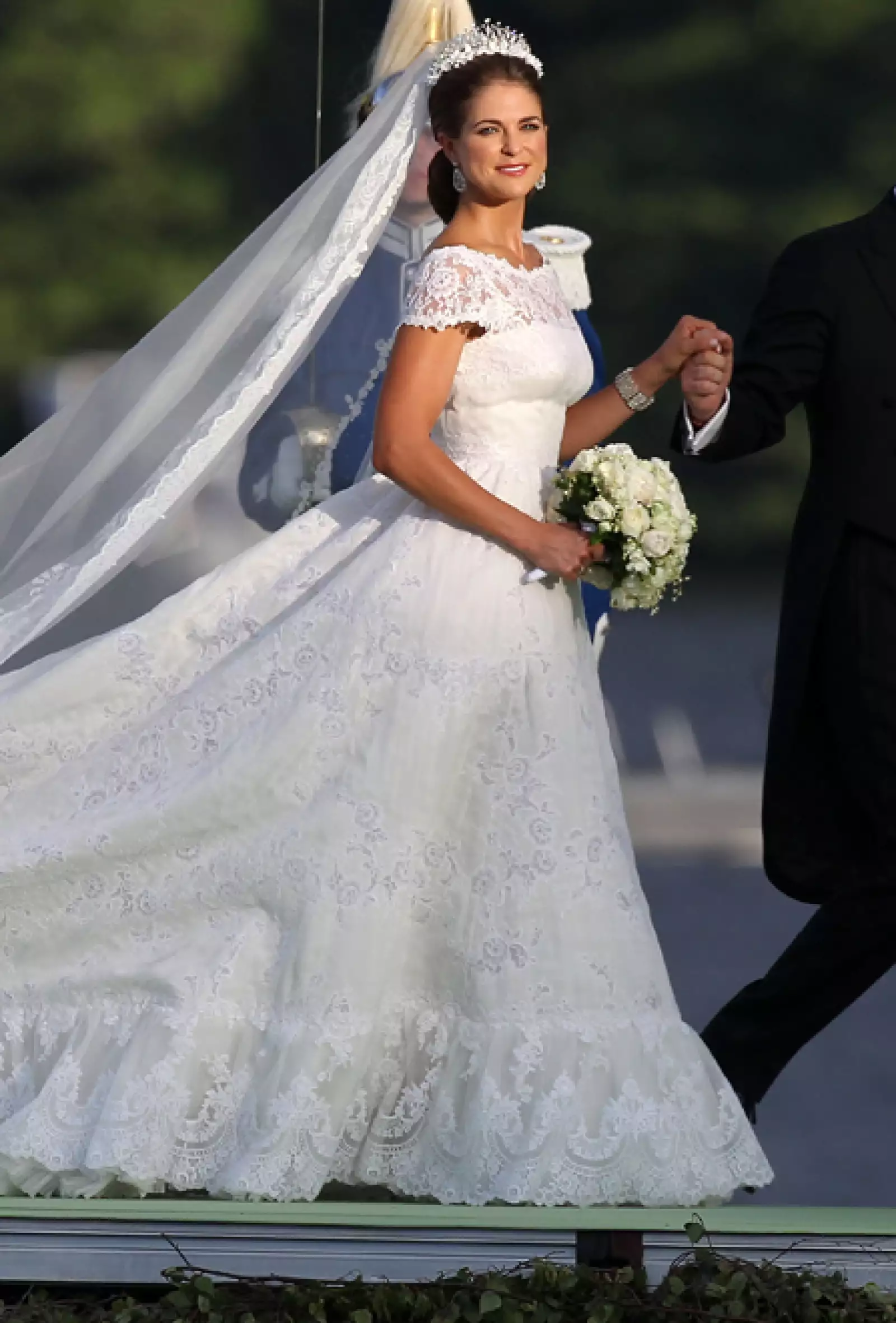 Clásica y femenina, Magdalena de Suecia se casó hace un par de meses con un vestido de escote en barco y aplicaciones de encaje diseñado por Valentino.